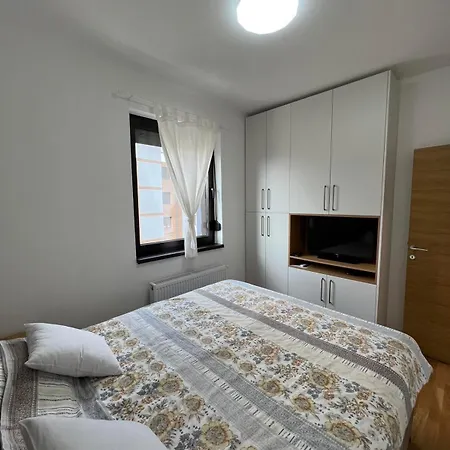 Square 11 Apartment *